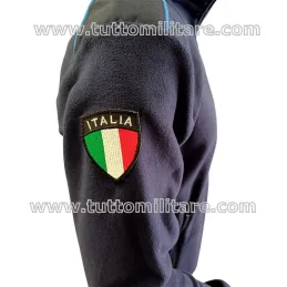 Scudetto ricamato Italia sul braccio destro del Pile Polizia Penitenziaria